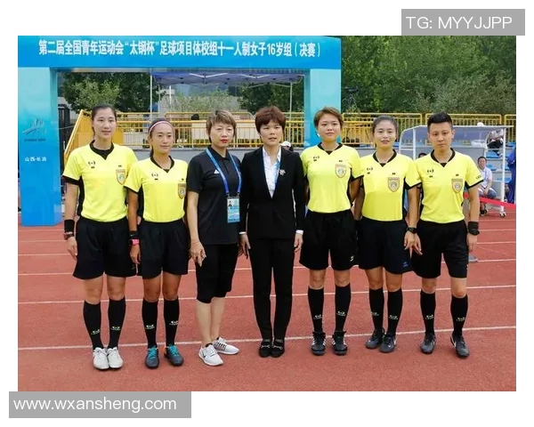 中国足球女球星风采展现 从场上到场下的精彩瞬间