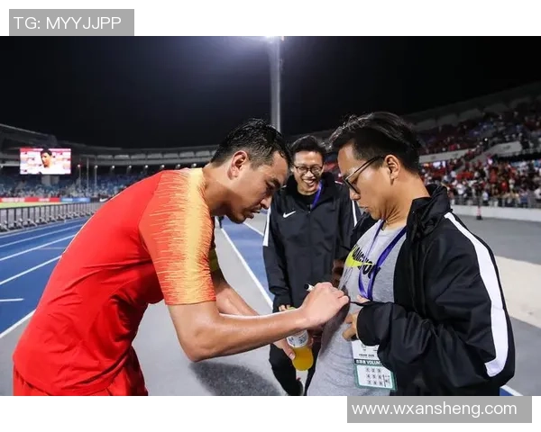 中国足球队签约新球星助力崛起 引发国内外球迷热烈关注